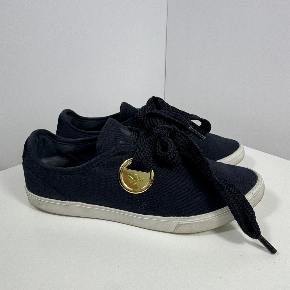 adidas Sleek Low Sneaker Womens Size 7 Black‎ Ribbon Bow Gold Badge FV0741